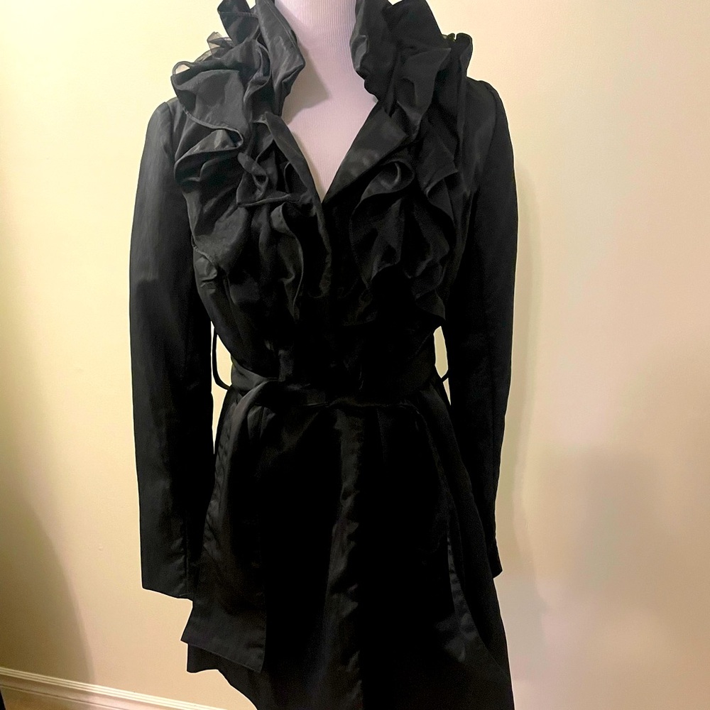 Stunning Lungta de fancy jacket with ruffled collar